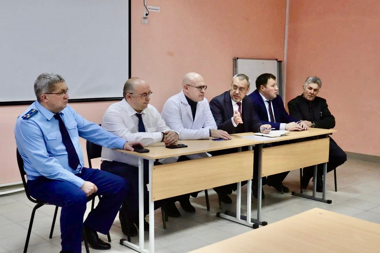 В проблемной больнице Североуральска новый главврач В Североуральской ЦГБ сменился главврач новым руководителем стал Алексей Путинцев из Оренбурга Приоритеты нового руководителя качественная и своевременная помощь жителям решение накопленных проблем и развитие медицинской инфраструктуры включая открытие новых поликлиник и закупку современного оборудования Путинцев 46 лет ранее руководил Первомайской районной больницей в Оренбургской области и работал в перинатальном центре Оренбурга Фото страница управляюшего Северным управленческим округом Александра Вервейна в социальной сети ВКонтатке Подписаться на Уральский меридиан