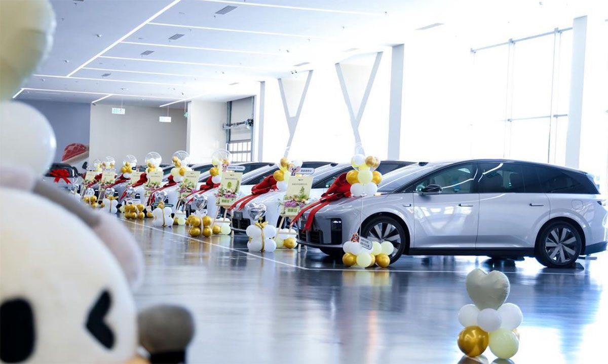 Li Auto начал поставки кроссовера i8 по всему Китаю 29 июля Li Auto представила свой электрический кроссовер i8 а уже 20 августа начались первые поставки в 44 города Китая К концу сентября компания планирует поставить 10 000 единиц На текущий момент у Li Auto есть более 12 000 отменяемых заказов на Li i8 что должно подтвердить поставку 10 000 единиц к концу сентября В сентябре Li Auto представит Li i6 электрический кроссовер меньшего размера чем Li i8 и как ожидается по более низкой цене Цена на электрическую i8 начинается от 47 330 Прислать новость EVforum Чат Li Auto evНовости