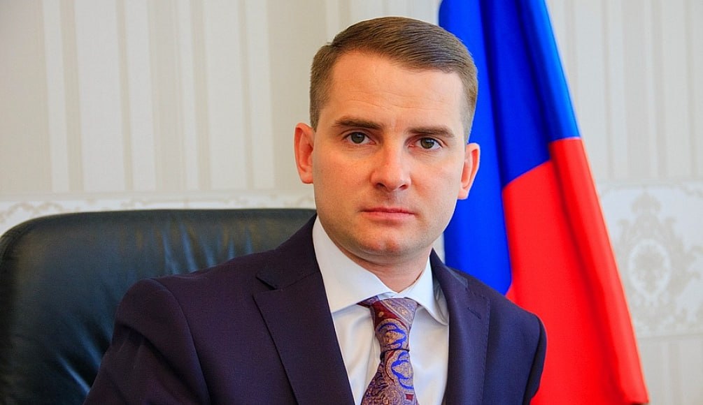 В Госдуму внесут законопроект, ограничивающий получение больничных и декретных выплат для мигрантов, – заявил депутат Госдумы, глава комитета по социальной политике Ярослав Нилов  «Для права на выплаты необходимо иметь страховой стаж не менее одного года для декретных и не менее шести месяцев для больничного. Сегодня достаточно быть застрахованным на следующий день после оформления документов, чтобы уйти на больничный или в отпуск по уходу за ребёнком. Исключением являются граждане Беларуси — для них сохраняются все действующие порядки, ограничения к ним не применяются»  Решение коснётся даже тех мигрантов, кто работает по трудовому договору, имеет вид на жительство или разрешение на временное пребывание