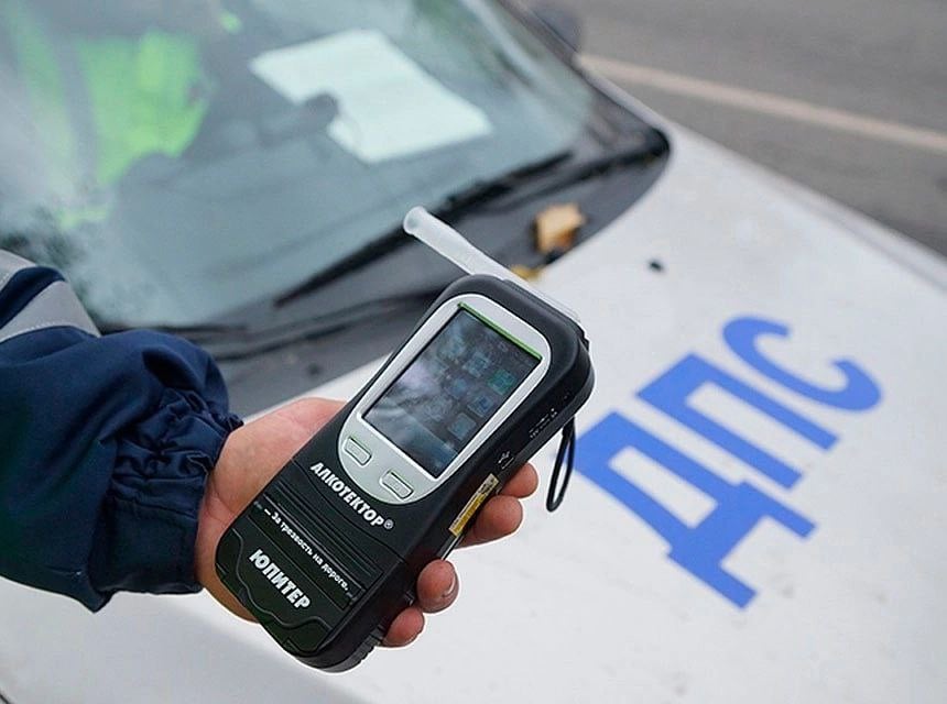 В Ставрополе проводятся рейды по профилактике нетрезвого вождения  С 20 по 22 декабря автоинспекторы проведут круглосуточные проверки водителей на трезвость.  Наряды ДПС будут приближены к местам массового притяжения граждан.  Госавтоинспекция напоминает, что за управление автомобилем в состоянии опьянения, равно как и отказ от прохождения медицинского освидетельствования на состояние опьянения, наказывается адм. штрафом в размере 30 тысяч рублей с лишением права управления транспортными средствами на срок от 1,5 до 2 лет. Повторное подобное нарушение влечет уголовную ответственность, предусмотренную статьей 264.1 УК РФ, которая предусматривает лишение свободы на срок до двух лет.  Сообщает: