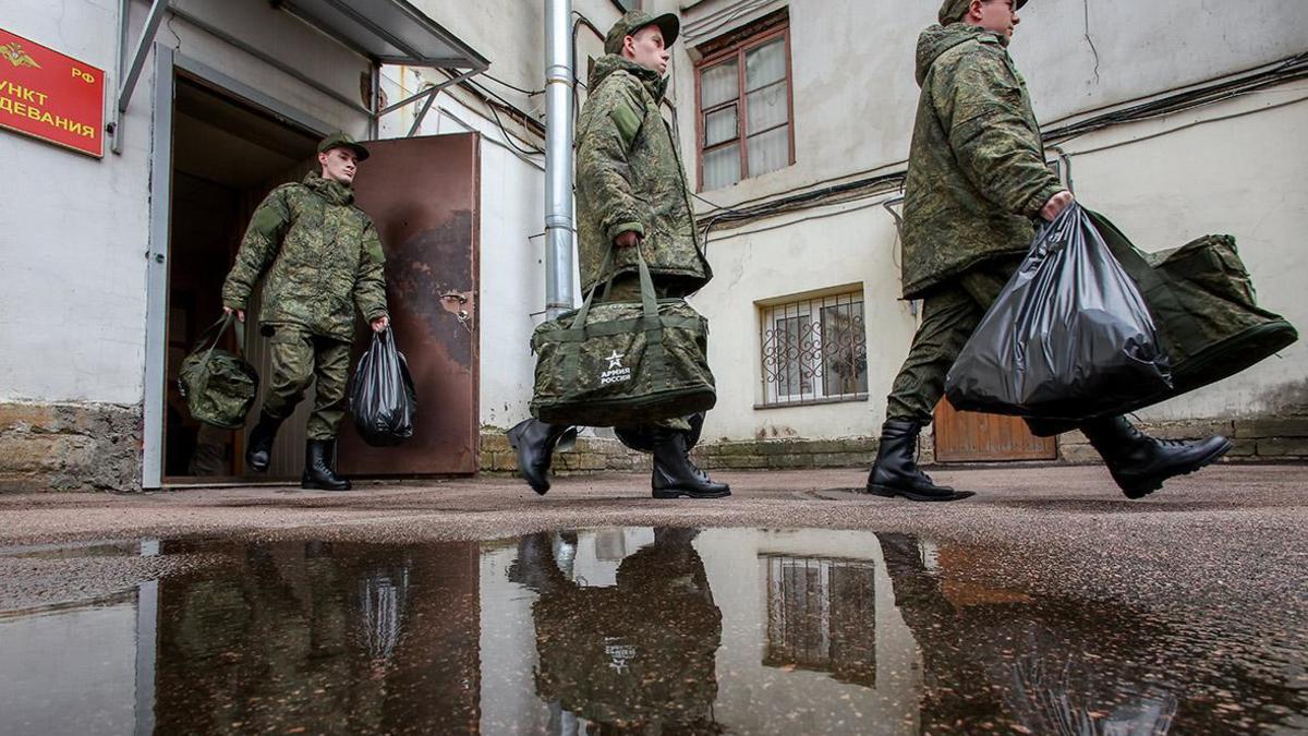 В России взлетели продажи крепкого алкоголя В январе 2026 г розничные продажи алкоголя без учета пива пивных напитков и сидра выросли на 0 5 год к году до 16 8 млн дал Данные Росалкогольтабакконтроля приводит Коммерсантъ Спрос на спиртные напитки крепче 9 в январе увеличился на 4 1 до 10 03 млн дал Самая массовая категория сегмента водка прибавила 1 9 до 6 07 млн дал а продажи ликеро водочных изделий выросли на 17 7 до 1 71 млн дал других спиртных напитков на 2 4 до 1 18 млн дал пишет shoppers media telegra ph V Rossii vzleteli prodazhi krepkogo alkogolya 02 16