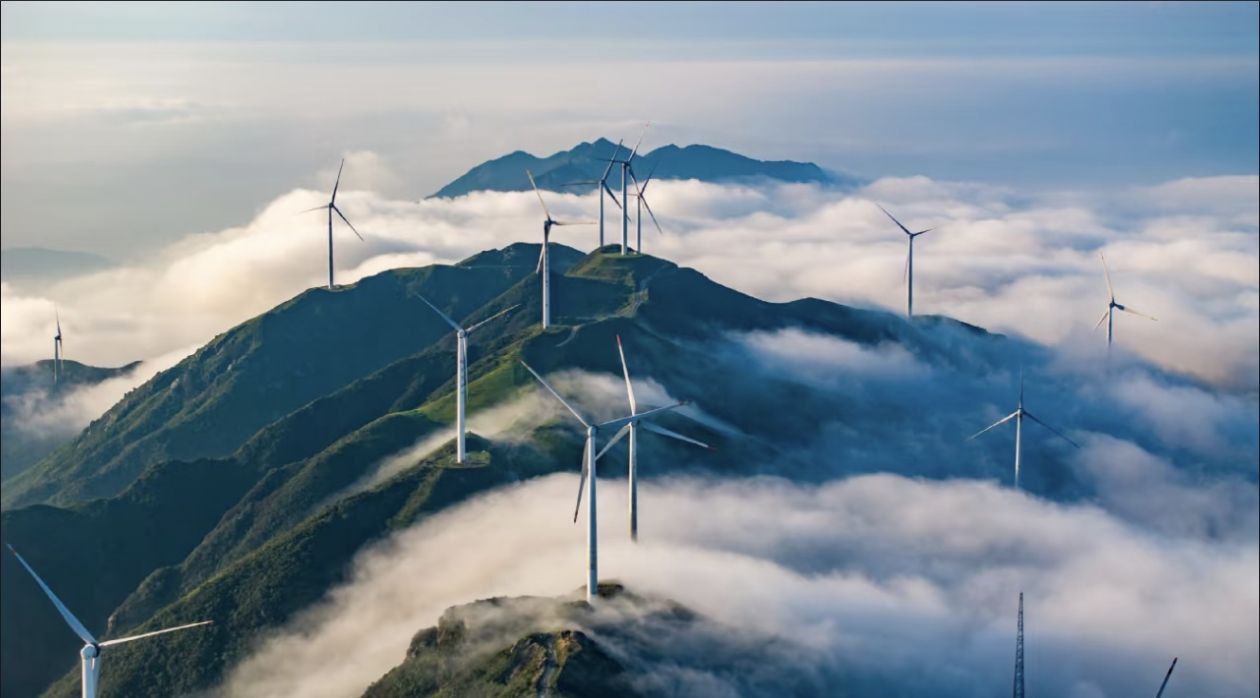 В Китае совокупная установленная мощность ветровой и солнечной энергетики впервые превысила 1 800 ГВт По состоянию на конец 2025 года суммарная установленная мощность ветровых и солнечных электростанций подключённых к общей энергосистеме страны достигла 1840 ГВт Это составляет 47 3 от общей генерирующей мощности Китая которая составила 3 890 ГВт Подробная структура солнечная энергетика 1200 ГВт 35 4 к 2024 году ветроэнергетика 640 ГВт 22 9 За последние четыре года Китай демонстрирует ускоренный рост зелёной энергетики 2022 год 120 ГВт 2023 год 290 ГВт 2024 год 360 ГВт 2025 год 430 ГВт Страна активно развивает как крупные централизованные проекты в пустынях полупустынях и на море так и распределённую генерацию солнечные панели на крышах домов фермерские ветряки и т д Благодаря этим усилиям Китай сегодня обладает крупнейшей в мире системой возобновляемой энергетики на его долю приходится почти половина всей мировой установленной мощности ветра и солнца  Спасибо за Ваш голос Энергия Китай