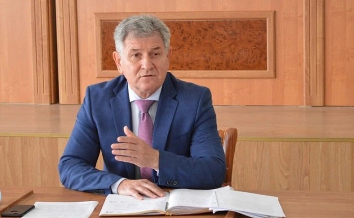 Новым председателем гордумы Новочеркасска станет Виктор Синюгин Президиум регионального политсовета Единой России предложил кандидатуры на должности председателей гордум и руководителей партийных фракций На должность председателя городской думы Новочеркасска и руководителя партийной фракции был одобрен Виктор Синюгин Так как депутатов избранных при поддержке Единой России в гордуме большинство и им необходимо соблюдать партийную дисциплину неожиданностей при голосовании вероятно можно не ждать Около 10 последних лет Виктор Синюгин проработал заместителем и первым заместителем главы администрации города С 16 мая по 14 августа он исполнял обязанности главы администрации города после ареста экс градоначальника Юрия Лысенко новости Новочеркасск Подпишись на ruffnew