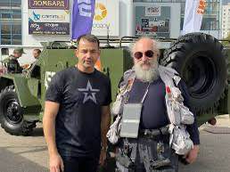 Депутаты Госдумы Дмитрий Певцов и Анатолий Вассерман которые в 2021 году избрались по одномандатным округам Москвы не будут баллотироваться на новый срок сообщает РБК со ссылкой на три источника По информации собеседников издания в округах которые представляли парламентарии своих кандидатов выдвинет Единая Россия По их словам расторговки с оппозицией партия власти не планирует ЕДГ2026