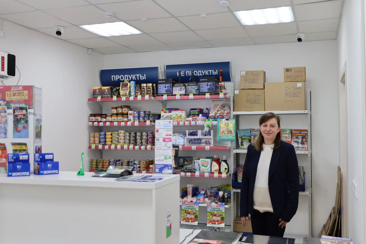 В селе Дачное Корсаковского района состоялось торжественное открытие нового отделения Почты России построенного в рамках масштабной программы модернизации почтовой сети Цель проекта сделать государственные и почтовые услуги доступными даже жителям удалённых населённых пунктов Сахалина Ранее местное почтовое отделение размещалось в здании бывшей войсковой части однако оно оказалось в аварийном состоянии и перестало соответствовать требованиям безопасности После долгих поисков подходящего помещения руководство Южно Сахалинского почтамта приняло решение построить новое модульное отделение Сегодня жители села получили удобное и современное почтовое отделение с полноценным набором услуг здесь можно получать пенсии оплачивать коммунальные платежи отправлять и получать письма и посылки приобретать необходимую продукцию Отделение оборудовано всеми необходимыми коммуникациями такими как отопление электричество и водоснабжение что обеспечивает комфорт посетителям и сотрудникам Открытие отделения стало возможным благодаря тесному сотрудничеству правительства Сахалинской области руководства Почты России и регионального Министерства цифрового и технологического развития Этот шаг является частью реализации нацпроекта Цифровая экономика направленного на расширение цифровых возможностей и упрощение доступа к государственным услугам Теперь местные жители смогут пользоваться услугами почты без необходимости поездок в соседние населённые пункты что значительно улучшит качество их повседневной жизни По словам губернатора Сахалинской области Валерия Лимаренко подобные проекты играют важную роль в повышении качества жизни островитян и способствуют развитию экономики региона