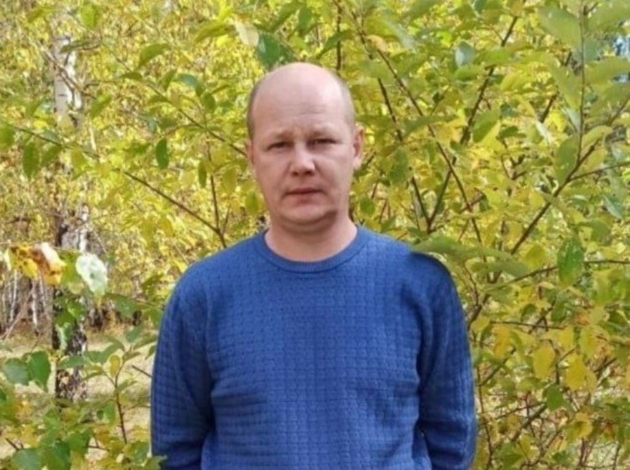 Житель Черемхово спас многодетную семью из пожара, случайно заметив огонь. Он увидел горящую веранду, когда ранним утром проезжал мимо. Мужчина позвонил спасателям и начал стучать в окна, чтобы разбудить людей. — Когда я увидел дым издалека, что-то мне подсказало, что здесь нужна помощь. Предчувствие не подвело. Огонь преградил путь к выходу, поэтому четверо детей и двое взрослых выбирались через окно. Я им в этом помог. Главное, что все живы и здоровы, — рассказал он позже. Огонь ликвидировали на 30 кв. метрах. Причиной пожара стало короткое замыкание электропроводки. К одному удлинителю были подключены лампа, холодильник и музыкальный центр. «Верблюд в огне»