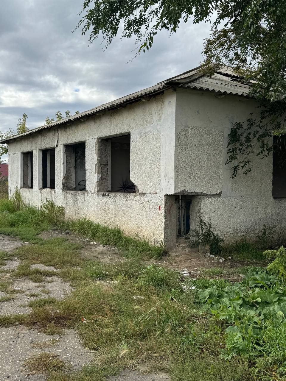 В Павлоградском районе Омской области по иску прокуратуры суд постановил снести аварийное здание  Прокуратура Павлоградского района Омской области провела проверку соблюдения законодательства о муниципальной собственности в части безопасности зданий и сооружений.  Установлено, что здание бывшего инфекционного отделения по ул. Гагарина в р.п. Павлоградка признано непригодным к эксплуатации и подлежащим сносу.   Несмотря на аварийное состояние здания к нему имеется свободный доступ, при этом орган местного самоуправления не принимает мер к ограждению территории для обеспечения безопасности людей  несовершеннолетних , исключения доступа третьих лиц.  По результатам проверки прокурор Павлоградского района Николай Чармадов направил в суд исковое заявление о понуждении районной администрации осуществить снос аварийного здания.  Суд в полном объеме удовлетворил требования прокурора.  Исполнение судебного решения поставлено на контроль.     Прокуратура Омской области