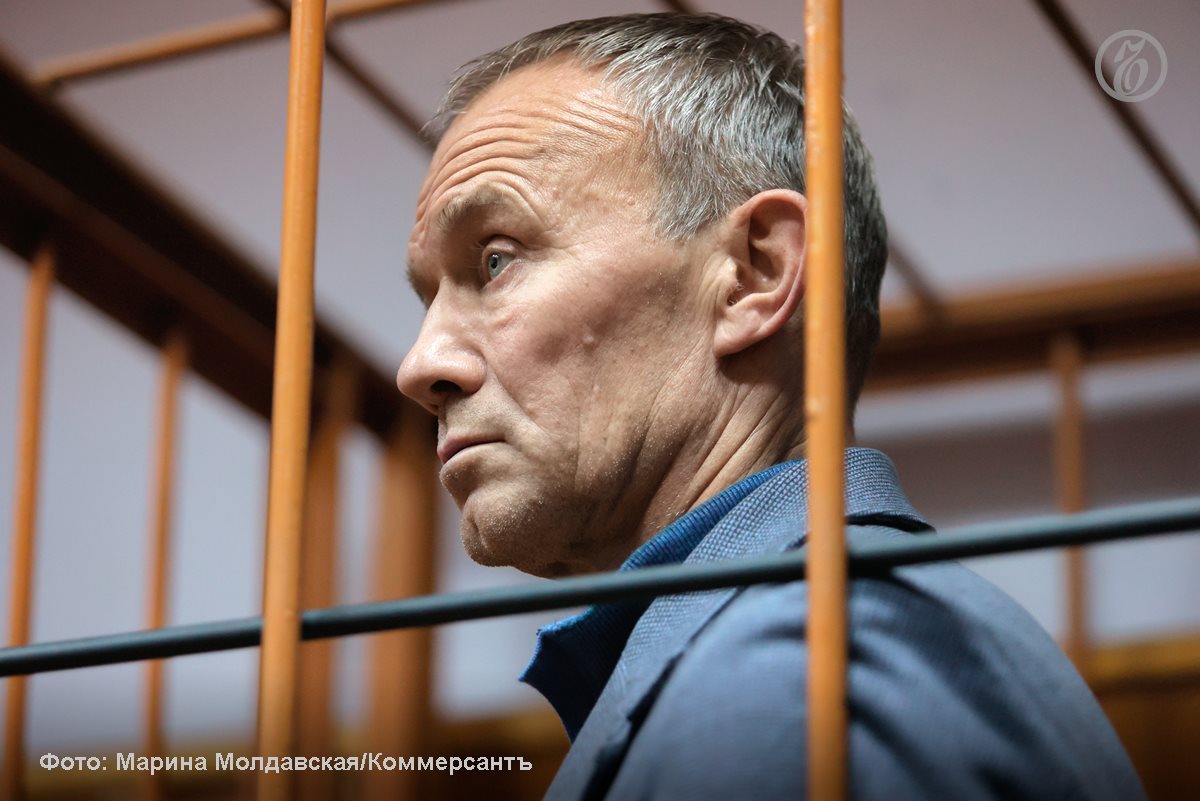 Центральный райсуд Челябинска продлил до 15 февраля срок содержания под стражей бывшему вице губернатору Свердловской области Олегу Чемезову обвиняемому в мошенничестве Ранее арест до 15 февраля продлили бизнесмену Алексею Боброву и топ менеджеру Корпорации СТС Татьяне Черных которые также проходят обвиняемыми по делу о мошенничестве По данным источника Ъ Урал суд не уведомил адвоката экс чиновника Марию Кирилову о продлении меры пресечения Из за этого интересы Олега Чемезова представлял адвокат по назначению Подписывайтесь на Ъ Урал