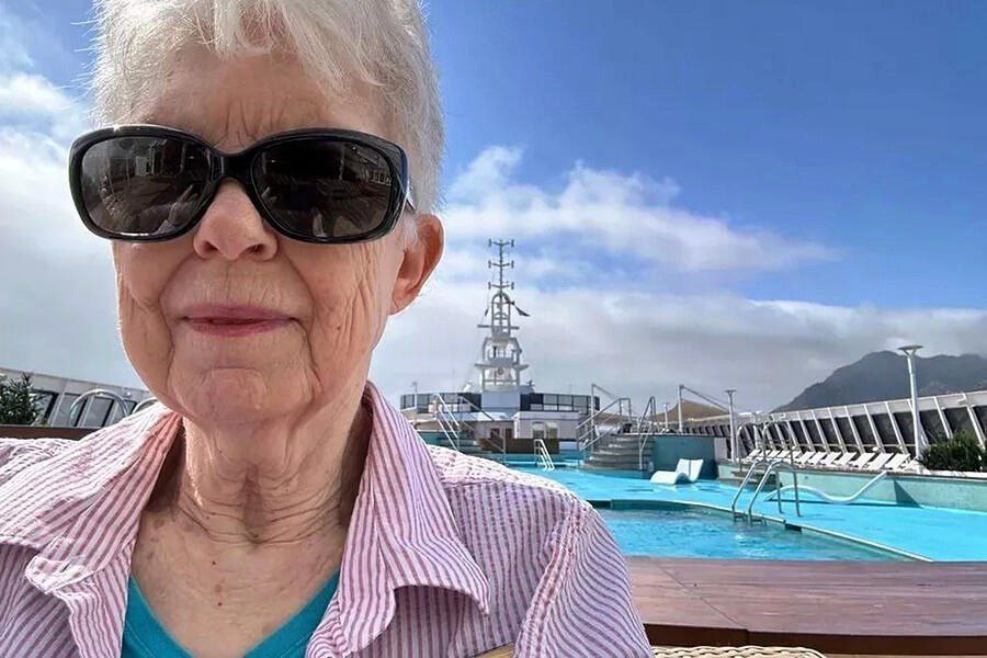 77-летняя американка Шерон Лейн продала всё имущество и отправилась в 15-летний круиз по миру. Она купила билет на лайнер Villa Vie Odyssey, который постоянно курсирует по планете. В стоимость  около 10 млн рублей  включены питание, медицинская помощь, уборка и безлимитный интернет. По словам Лейн, такая жизнь обходится дешевле, чем проживание в Южной Каролине.