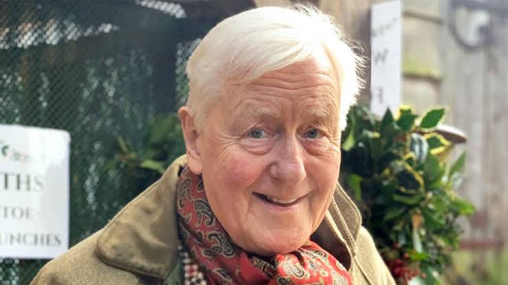 79 летний мультимиллионер из Британии ищет молодую женщину которая родит ему сына наследника В 2017 году Слейд расстался с гражданской женой которая несмотря на 21 летнюю разницу в возрасте казалась ему слишком старой В том же году он дал объявление о поисках хорошей производительницы готовой родить ему ребенка От кандидаток требовались лицензия на владение дробовиком водительские права и фамильный герб К конкурсу не допускались жительницы Шотландии коммунистки лесбиянки и женщины из стран с названием на букву и Сэр Бенджамин владеет 1300 акрами земли в Сомерсете с особняком конюшнями и обширными полями Всё состояние дед хочет передать сыну Гуд Афтенун Новости