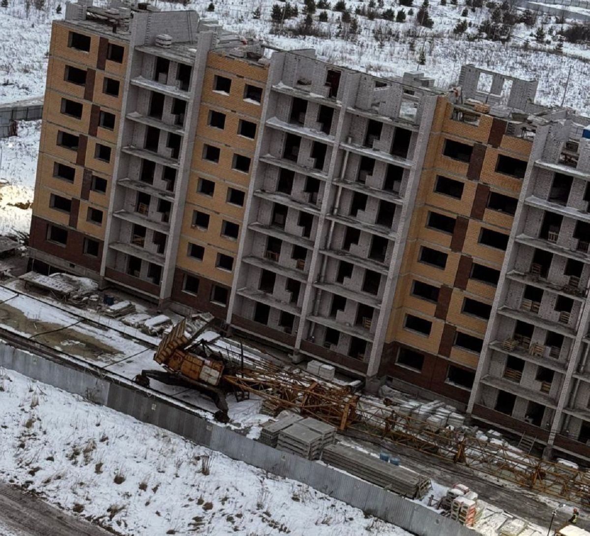 В Калуге на стройке при падении крана погиб крановщик     В Калуге на стройке при падении башенного крана в микрорайоне Кречетников парк погиб крановщик. Уточнение по происшествию дала региональная прокуратура.  ↗  Прислать новость   Подписаться