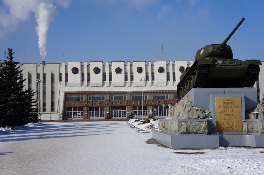 ВПК нашел рабочие кадры. На «Уралвагонзаводе» в Нижнем Тагиле откроют исправительный центр, где смогут находиться до 400 осужденных. По данным ГУФСИН, исправительный центр будет располагаться не на территории предприятия, а около него.   «В исправительной центре смогут находиться осужденные из разных регионов, которые изначально осуждены по “мягким” статьям или те, кто ранее были в колониях и хорошо показали себя»  Кстати, в прошлом году в Нижнем Тагиле уже ввели в эксплуатацию исправительный центр, призванный помочь с кадровым голодом городских предприятий.