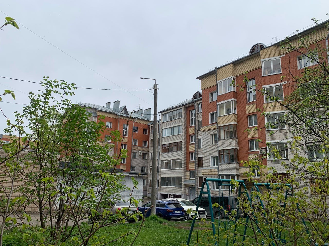 ГУ МЧС России по Кировской области призывает родителей усилить меры безопасности в домах, где есть дети. Из-за невнимательности взрослых ежегодно происходят трагедии, когда малыши выпадают из окон. Основные рекомендации: Установите на окна специальные блокираторы, которые не позволят ребенку открыть створку. Не оставляйте окна открытыми, даже если уходите из комнаты на минуту. Отодвиньте от подоконников мебель — диваны, стулья и столы, чтобы дети не могли забраться наверх. Не надейтесь на москитные сетки: они не выдерживают вес ребенка и создают ложное ощущение безопасности.