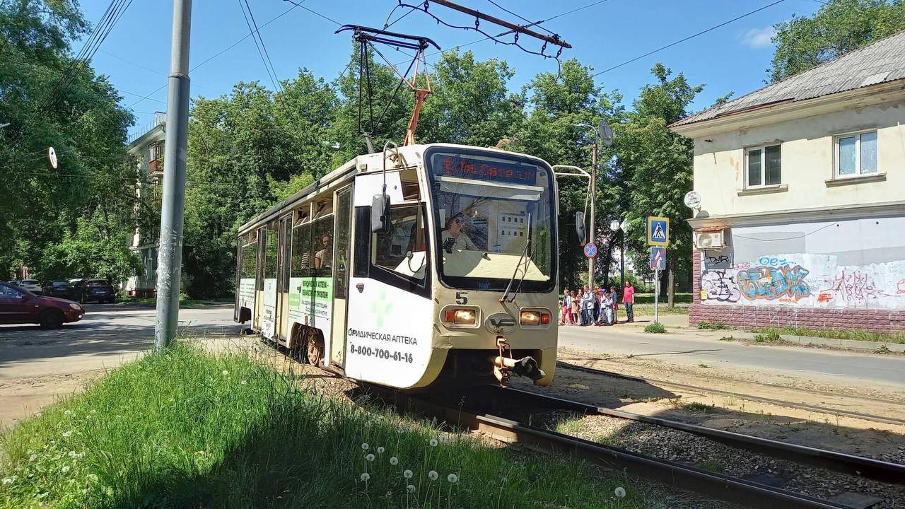 В Ярославле с 1 октября закрывают трамвай в центре и на Пятерке Об этом сообщили в региональном правительстве В Ярославле с октября центр города и Пятерка останутся без трамвая В сентябре силами Яргорэлектротранса планируется построить разворотное кольцо у ТЦ Рио в Дзержинском районе Тогда закроют на ремонт путепроводы на проспекте Октября Мы завершаем работы в Дзержинском районе и планируем приступать к замене трамвайных путей в центральной части города и на Пятерке Рассчитываем с 1 октября начать подготовительные а затем и демонтажные работы сказал генеральный директор ООО Мовиста регионы Ярославль Павел Копырин Как сообщили в региональном министерстве дорожного хозяйства и транспорта с 1 октября на время реконструкции путей будет прекращено движение по трамвайным маршрутам 1 и 7к Для их компенсации в городе запущены два электробусных маршрута 50 Крестобогородская 15 й микрорайон и 60 Улица Рыкачева Улица Автозаводская а также автобусный 44 Улица Автозаводская Торговый переулок Специалисты ГКУ Организатор перевозок Ярославской области будут вести постоянный мониторинг пассажиропотока чтобы при необходимости были своевременно приняты меры по улучшению провозных возможностей Подписаться Чат Свободный Ярославль
