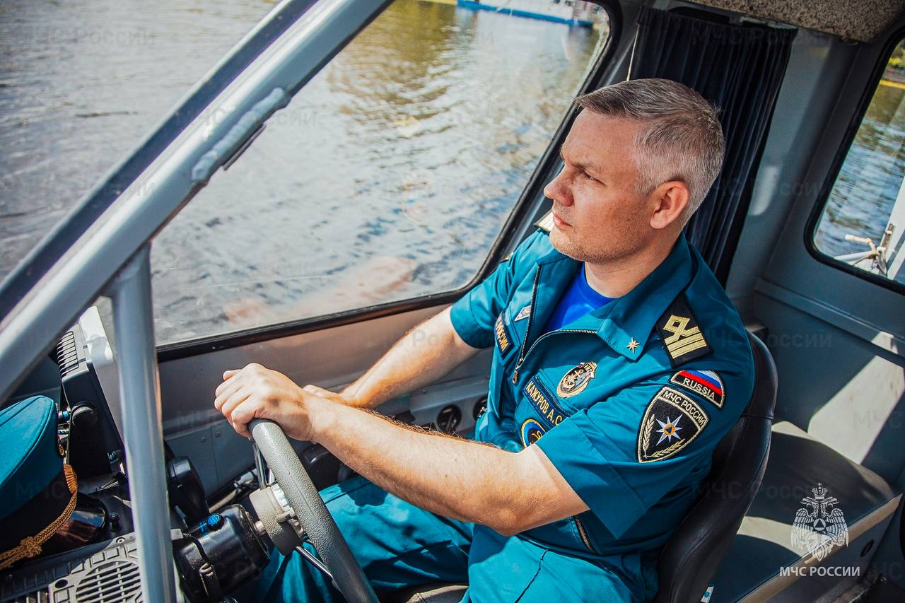 Усиление контроля за безопасностью на водных объектах столицы Инспекторы ГИМС МЧС России провели профилактическое патрулирование водной акватории в Центральном Административном округе Москвы и Строгинской поймы. Представители Главного управления МЧС России по г. Москве: проконтролировали соблюдение правил эксплуатации маломерными судами; напомнили о необходимости всех пассажиров маломерного судна находиться в спасательных жилетах; рассказали, что каждого ребенка должен сопровождать взрослый. Выходя на воду судовладельцы должны иметь при себе: действующее удостоверение на право управления маломерным судном; судовой билет; документ на право пользования судном; знать акваторию; соблюдать скоростной режим во внутренних водах; не выходить на судовой ход. «В ходе ежедневных патрулирований инспекторы ГИМС выявляют судовладельцев, нарушающих правила пользования маломерными судами. По каждому случаю составляются административные материалы и проводится разъяснительные беседы» - отметил начальник Центра Государственной инспекции по маломерным судам Главного управления МЧС России по г. Москве Владимир Черепков. В усиленном режиме патрулирование водной акватории Москвы продлится до официального окончания купального сезона.