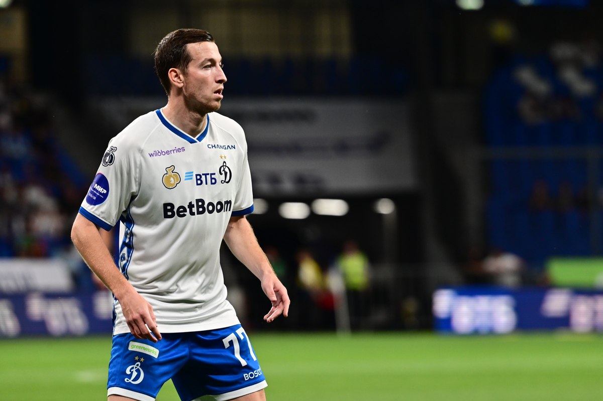 Российский нападающий Денис Макаров перешел из московского Динамо в Кайсериспор Об этом сообщается на сайте Турецкой футбольной федерации Игрок присоединился к турецкому клубу в статусе свободного агента после расторжения соглашения с московским Динамо по соглашению сторон Контракт Макарова с Кайсериспором заключен сроком до конца текущего сезона Макаров перешел в Динамо из казанского Рубина летом 2021 года За время выступления за московскую команду он провел 121 матч во всех турнирах забил 22 гола Ранее Макаров был отстранен от основного состава Динамо В текущем сезоне российский полузащитник принял участие в 12 играх отметившись тремя забитыми мячами и одной результативной передачей Global Look Press Подписаться на РБК Спорт