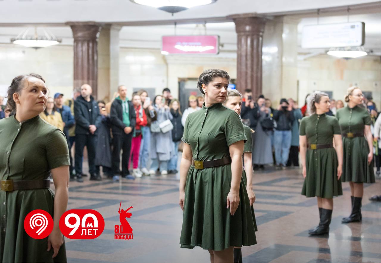 В честь 80-летия Победы в аванзале станции «Курская» прошел спектакль «Здесь птицы не поют…» от московского театра неслышащих актеров «Недослов». Универсальный язык театральной пластики, тела и профессиональной актерской игры погружает зрителя в события минувших лет, рассказывает о судьбах миллионов людей, о встречах и расставаниях. Пассажиры увидели исполнение песен военных лет «Журавли», «На безымянной высоте», «Баллада о матери» на русском жестовом языке. «По задаче Мэра Москвы Сергея Собянина мы делаем Московский транспорт доступным для всех. Традиционно проводим в метро мероприятия, приуроченные к памятным датам. В честь празднования 80-летия Великой Победы в метро прошло выступление театра неслышащих актеров», — рассказал Максим Ликсутов. Дептранс Москвы
