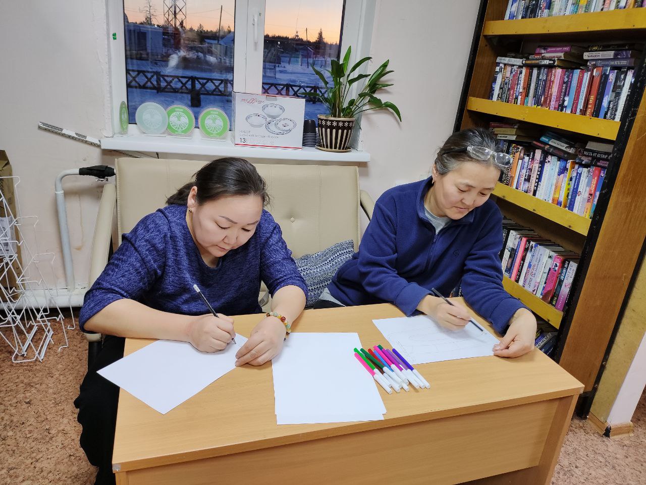 Сегодня 13 ноября 2025 года в день 86 летия со дня рождения выдающегося государственного деятеля первого Президента Республики Саха Якутия Михаила Ефимовича Николаева состоялась познавательная беседа под названием Биһиги бастакы Президеммит Наш первый Президент В ходе встречи участники вспомнили ключевые вехи жизни и деятельности М Е Николаева его вклад в развитие республики укрепление государственности поддержку якутского языка и культуры По завершении беседы дети вместе с родителями приняли участие в творческой мастерской они рисовали рисунки посвящённые деятельности первого Президента Якутии передавая через краски уважение к его наследию и благодарность за служение народу