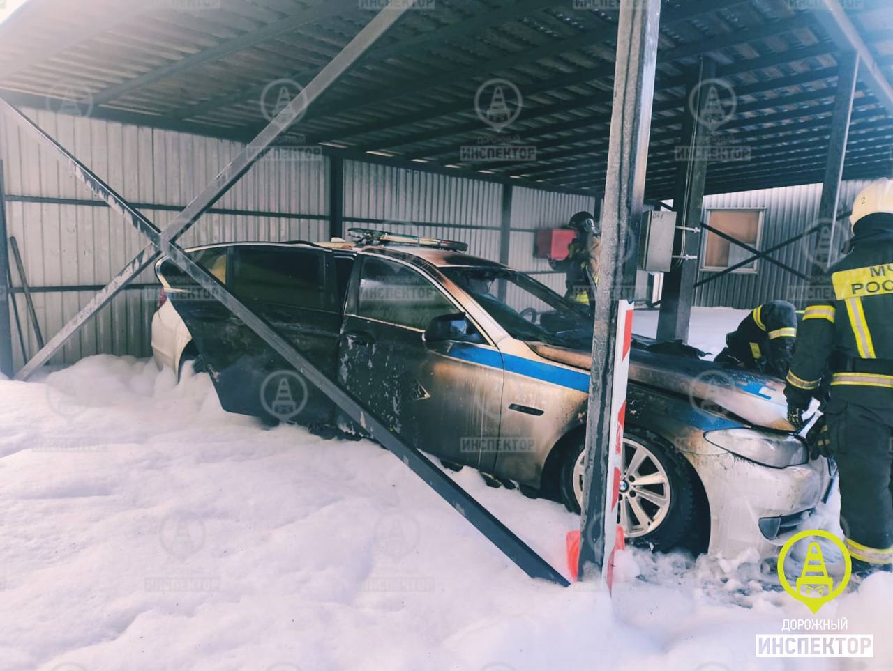 Фото патрульной полицейской машины которую спалил юный поджигатель у здания ГИБДД Адмиралтейского района По предварительным данным 15 летний парень родом из Узбекистана поджег автомобиль по указанию неизвестных На дело пошел с канистрой бензина Подписаться на НТВ Петербург Буст канала