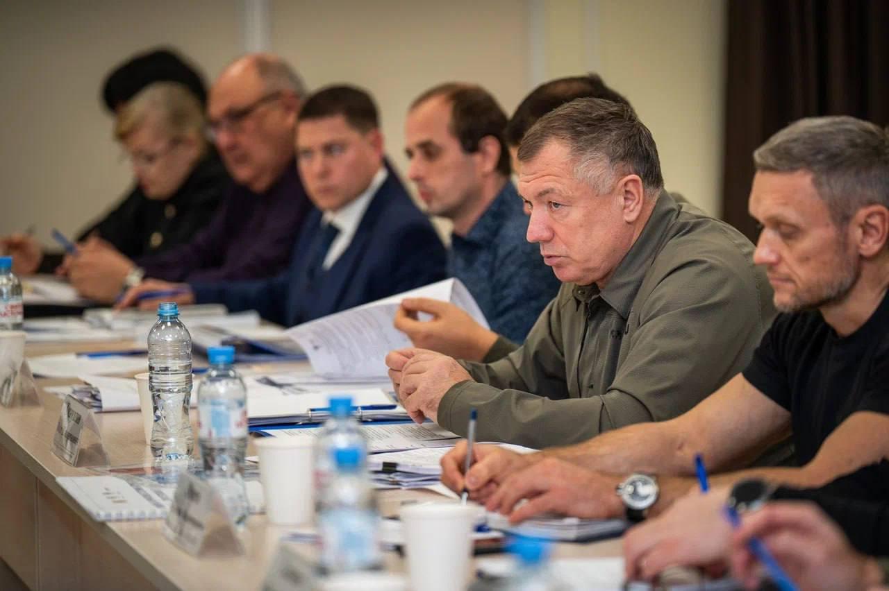 Хуснуллин и Сальдо обсудили развитие Херсонской области и программу развития дорожной сети до 2030 года В Геническом округе состоялось совещание под председательством вице премьера России Марата Хуснуллина с губернатором Владимиром Сальдо и представителей Правительства региона В центре внимания вопросы жилищного строительства коммунальная инфраструктура исполнение регионального бюджета и его формирование на 2026 год В рамках программы социально экономического развития реализуется 172 проекта строятся школы и больницы благоустраиваются города и посёлки это основа новой современной Херсонщины Особое внимание уделили развитию дорожной инфраструктуры Совместно с Маратом Хуснуллиным была подписана программа по строительству и ремонту ключевых трасс региона до 2030 года Такой подход позволит обеспечить качественное развитие всех опорных населённых пунктов и ускорит реализацию намеченных планов