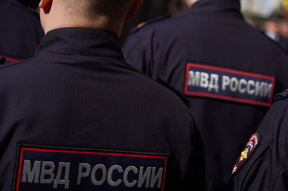 Адвокат заявила об избиении активиста с инвалидностью полицейскими 9 мая в Москве В центре Москвы 9 мая с одиночным пикетом вышел 18-летний активист Александр Клевитов. Он принес на Пушкинскую площадь плакат с надписью: «Нет войне! Фашизм не пройдет». Его задержали сотрудники полиции и увезли в отдел по Тверскому району, передает «Осторожно, новости». Однако простым административным протоколом дело не завершилось. Парня обвинили в более тяжком уголовном преступлении —…