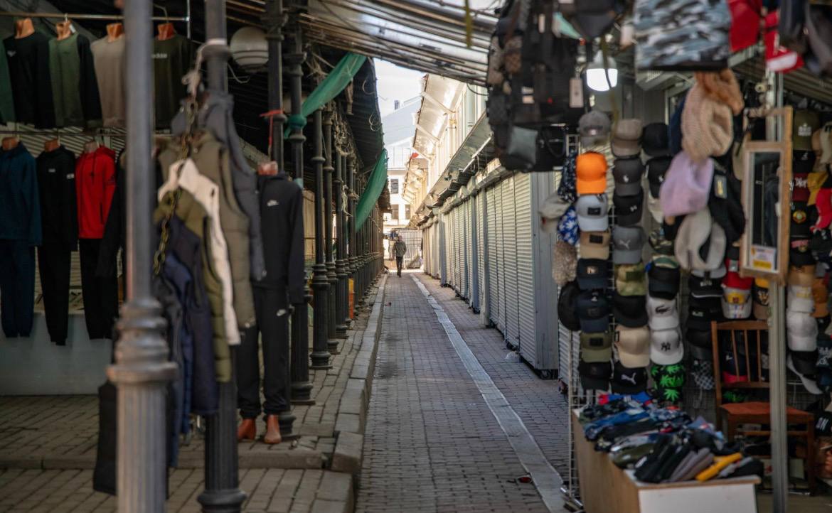 Предлагали лучшие товары торговцы в Апраксином дворе пытались откупиться Почти каждый четвёртый проверяемый на рынке в Апраксином дворе не смог подтвердить законность своего пребывания в РФ сообщили в региональном МВД по итогам рейда Нарушителей доставили в отделы полиции и привлекли к ответственности по статье 18 8 КоАП РФ нарушение правил въезда либо режима проживания в РФ Не обошлось и без попыток подкупа Некоторые нарушители проявляли неожиданную щедрость предлагали сотрудникам полиции лучшие товары со своих прилавков надеясь таким образом избежать проблем с законом Однако подобные уловки успехом не увенчались отмечается в релизе полиции Михаил Тихонов Подписаться на ДП в Telegram MAX
