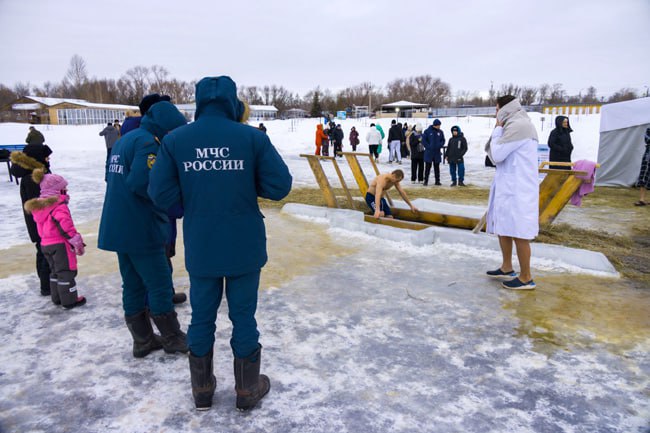 В Челябинске завершили работу купели, организованные для Крещенских купаний, сообщили в мэрии. За сутки их посетили 5946 человек. Происшествий не зафиксировано.  Сейчас купели демонтируют, а проруби засыпают льдом и снегом на всех пяти местах.   Экстренные службы покидают места организации купаний, поэтому челябинцев убедительно просят не рисковать и не заходить в ледяную воду без присмотра специалистов.  Фото Дмитрия Куткина  «Вечерний Челябинск»