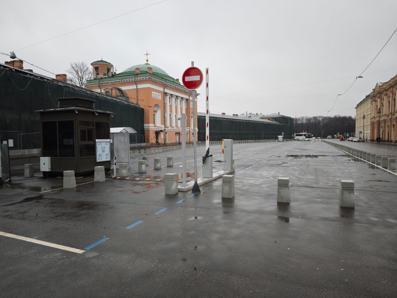 С 31 января в тестовом режиме заработает новая городская автостоянка на Конюшенной площади   Въезд будет осуществляться по парковочным билетам, которые нужно получить перед шлагбаумом, а при выезде отсканировать QR-код.  В течение тестового периода, который продлится около двух недель, плата за парковку взиматься не будет. О начале работы автостоянки в штатном режиме и введении платы за размещение транспортных средств автомобилисты будут проинформированы дополнительно.  Новая автостоянка рассчитана на 60 машиномест и оснащена уникальной сборно-разборной конструкцией, которая позволяет использовать всю территорию Конюшенной площади для проведения городских мероприятий.  Сегодня в Петербурге для автомобилистов доступны 14 городских и 19 перехватывающих автостоянок, с условиями использования которых можно ознакомиться на сайте gcup.spb.ru  Подробную информацию о работе городских и перехватывающих автостоянок можно найти на сайте ГЦУП и уточнить по телефону круглосуточной «горячей линии»: +7  812  417-51-07.