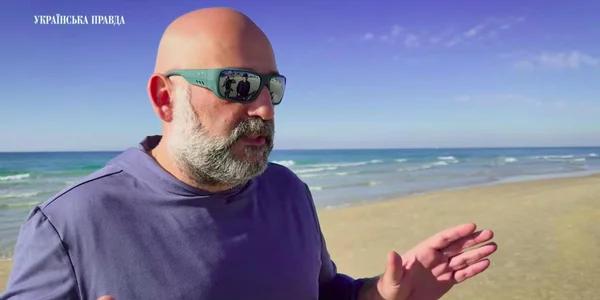 Соратник Зеленского Тимур Миндич прокомментировал коррупционный скандал в Украине Близкий соратник президента Украины Владимира Зеленского Тимур Миндич оказался в центре одного из крупнейших политических скандалов последних месяцев В ноябре он покинул Украину всего за несколько дней до того как правоохранительные органы предъявили ему обвинения в коррупции злоупотреблении служебным положением и незаконном обогащении Журналисты Украинской правды нашли Миндича в Израиле и опубликовали интервью с ним Следствие связано с делом государственной компании Энергоатом Национальное антикоррупционное бюро Украины считает Миндича возможным организатором схемы связанной с распределением контрактов и откатами в энергетическом секторе По версии следствия незадолго до предъявления обвинений Миндича предупредили и он уехал из страны 1 декабря суд в Украине заочно санкционировал его арест На фоне расследования свои посты уже покинули министр энергетики Светлана Гринчук и министр юстиции Герман Галущенко ранее также возглавлявший Минэнерго В интервью Миндич заявил что не может комментировать само дело по совету адвокатов но резко раскритиковал публикации в украинских СМИ По его словам журналисты сделали из него ключевую фигуру скандала заранее представив виновным Обвинения в бегстве он отвергает утверждая что выезд из Украины был запланирован заранее Он также настаивает что давно не общался с Зеленским и отрицает тесные связи с бывшим главой его офиса Андреем Ермаком хотя ранее называл его близким другом BILD Russian