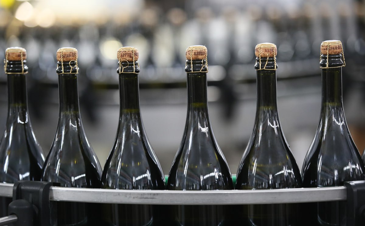 Семь из десяти проданных бутылок игристого вина были отечественными сообщили в Роскачестве За год доля отечественного игристого вина в совокупных объемах продаж в России возросла с 67 до 72 по причине увеличения производства и замещения импортной продукции С января по октябрь 2025 года было выпущено 146 миллионов литров российского игристого вина что 8 6 больше чем годом ранее