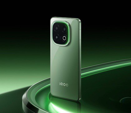 Флагман iQOO 15 Ultra получит батарею на 7000 мА ч и зарядку на 200 Вт DCS По словам авторитетного инсайдера из Китая под ником Digital Chat Station флагманский смартфон iQOO 15 Ultra получит не только большую батарею но и одну из самых быстрых зарядок за последние годы Автономность обеспечит аккумулятор на 7000 мА ч Ранее говорилось о проводной зарядке на 100 Вт