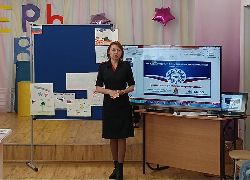 В Магаданской области стартовала всероссийская антинаркотической акция «Время НЕзависимых» Полицейские во взаимодействии с представителями заинтересованных организаций и ведомств проведут мероприятия, приуроченные к Международному дню борьбы со злоупотреблением наркотическими средствами. Сегодня старший оперуполномоченный УНК УМВД Татьяна Черникова встретилась с воспитанниками спортивно-оздоровительного лагеря в комплексе «Металлист». Ребята, которые с пользой проводят лето, активно включились в беседу о пользе здорового образа жизни. Аналогичная встреча прошла в поселке Сокол. Школьники, посещающие лагерь с дневным пребыванием, узнали о своих правах и обязанностях, а также о нормах действующего законодательства. С детьми беседовали Татьяна Черникова и начальник административно-правового отдела департамента административных органов Магаданской области Дарья Скорицкая. Детям также представилась возможность ознакомиться с работой юрмобиля, представленного сотрудниками юридического бюро Магаданской области. #ВремяНЕзависимых
