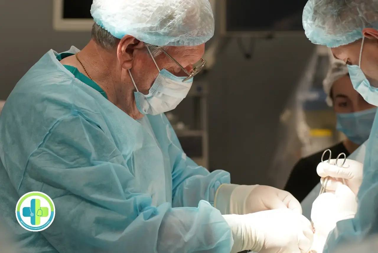 Врачи в Краснодаре спасли новорожденного с тяжелым пороком пищевода В детской краевой клинической больнице прооперировали малыша с атрезией пищевода когда пищевод не соединён с желудком Заболевание сопровождалось трахеопищеводным свищем Ситуацию осложнял малый вес ребёнка всего 1800 граммов и необычное расположение сосудов Команда врачей успешно провела две сложнейшие операции и полностью устранила патологию Кубанские Новости   Мы в MAX