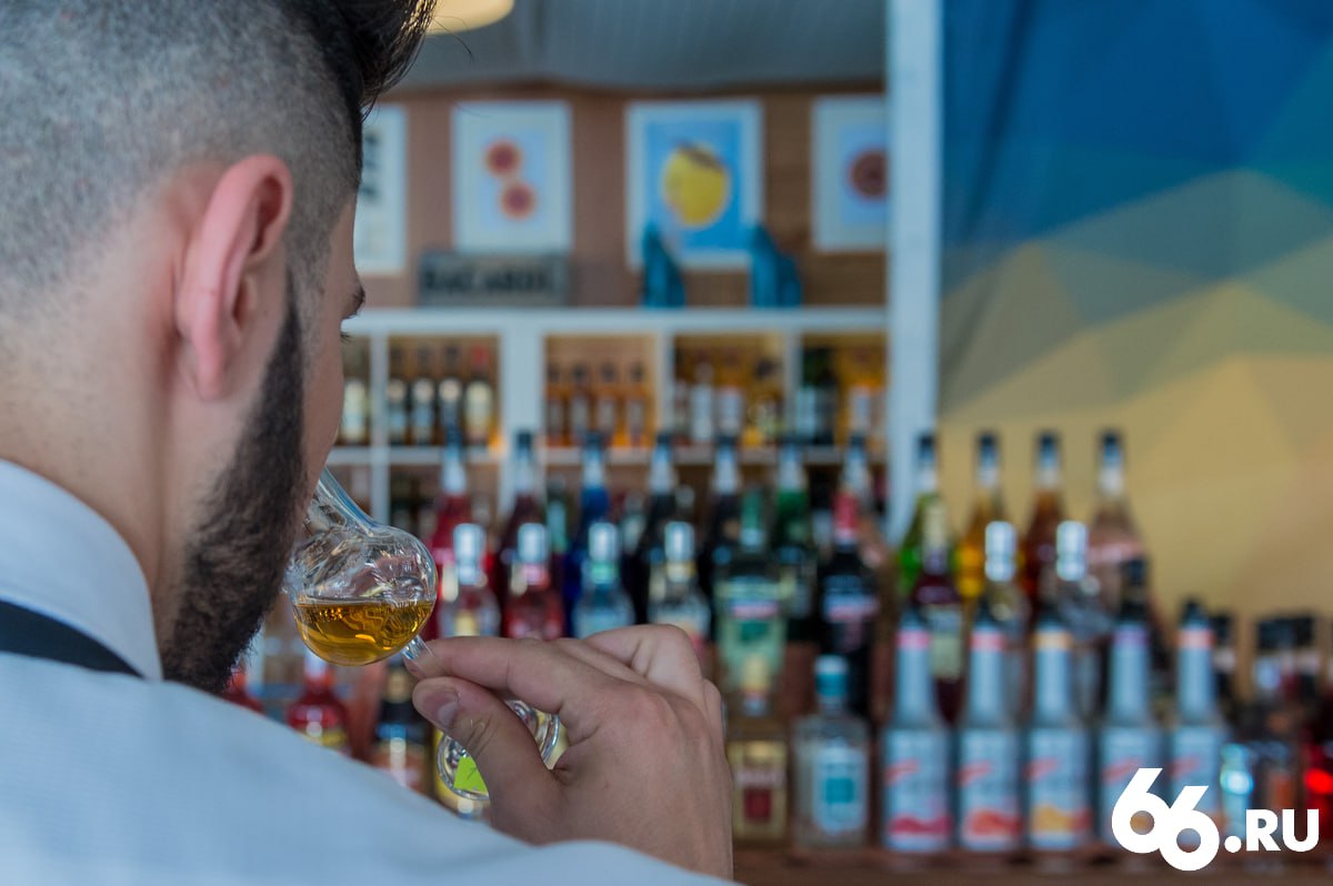 Алкоголь резко подорожает Сразу пять крупных производителей спиртного предупредили ретейлеров о повышении цены на продукцию на 10 17 с 1 января 2026 года Причины рост акциза инфляция подорожание заемных средств укупорочных материалов бутылок этикеток и коньячных дистиллятов Из за этого люди станут покупать меньше спиртного особенно в первом квартале 2026 года сообщает КоммерсантЪ Так уже было в этом году Розничные продажи алкоголя без пива сидра и медовухи упали на 10 3 Спрос на водку сократился на 3 7 на коньяк на 9 1 на слабоалкогольную продукцию на 87 9