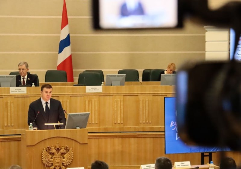 Губернатор Омской области выступит с ежегодным посланием Губернатор Омской области Виталий Хоценко выступит с ежегодным посланием к депутатам Законодательного собрания региона Начало 23 декабря в 12 00 по местному времени В своём выступлении глава региона обозначит ключевые ориентиры бюджетной экономической и социальной политики Омской области на 2026 год Прямую трансляцию обращения можно будет посмотреть в эфире 12 канала