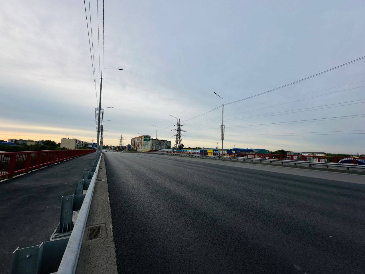В Кургане завершен ремонт верхнего полотна обоих мостов по улице Бурова-Петрова. Губернатор Вадим Шумков сообщил о планах дорожных работ: —На очереди укрепление тротуара и откосов на завершённом ремонтом мосту по улице Карбышева. Далее - заканчиваем строительство дороги по улице Витебского. Также в этом сезоне завершим строительство дорог по улицам Фарафонова, Алексеева, первый этап по проспекту Первомайскому на участке от Витебского до Фарафонова. И будет построено несколько десятков небольших новых участков асфальтовых дорог по улицам в различных микрорайонах города. Поддерживаем?