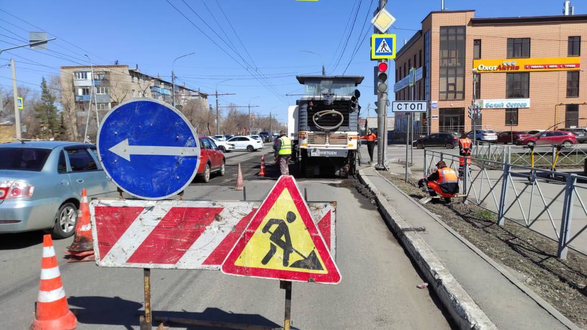 Владимир Гирин Ямочный ремонт в Оренбурге завершён в полном объеме Замглавы Оренбурга по дорожному хозяйству рассказал о результатах дорожного сезона 2025 года в эфире Телевышки По данным Гирина ямочный ремонт выполнен на 100 Далее при необходимости его смогут продолжить даже при отрицательной температуре благодаря технологии применения литого асфальтобетона Таким образом оренбуржцы больше не должны удивляться дорожным работам зимой Что касается плановых ремонтных работ они идут с опережением Дорожники уже завершили 20 км дорог запланированных на 2025 год и приступили к проектам следующего года Предполагается что удастся осилить ещё 20 км включая участок улицы Ленинской Также не оставили без внимания и внутриквартальные дороги отметил Владимир Гирин Согласно отчётам отремонтировано 16 км Становится более умной и система оренбургских светофоров их учат в реальном времени подстраиваться под автопоток Соответствующие объекты уже работают на перекрестке проспекта Победы и улицы Степана Разина а также улиц Терешковой и Орской Светофоры на Чкалова и проспекте Гагарина в процессе настройки Подписывайся на UTV Оренбуржье