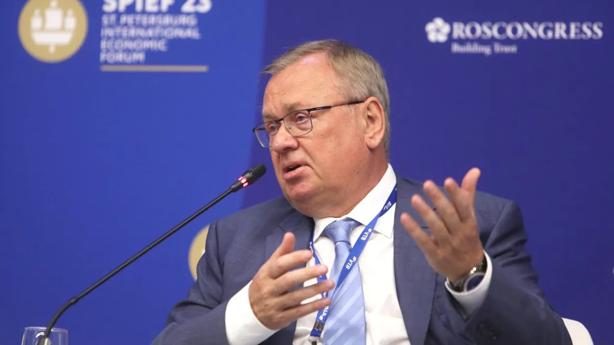 Костин призвал закрывать неэффективные производства Глава ВТБ Андрей Костин призвал закрывать неэффективные производства и задуматься о перестройке экономики.  "Чихают" прежде всего неэффективные производства, указал банкир, выступая на Финансовом конгрессе Банка России.  "У нас есть проблемы. Скажем, угольная отрасль. Давайте, тоже честно скажем, а зачем нам столько угля производить? <…> Все, что шахтовый метод, он неэффективен. Да, это социальные издержки, но надо этим заниматься. Если мы не начнем перестраивать экономику, закрывать неэффективные производства, у нас будет и нехватка рабочей силы, у нас будут и издержки расти и так далее. Поэтому, может быть, задуматься об этом, потому что "чихают" прежде всего те отрасли, где недостаточно эффективные производства", - сказал Костин.