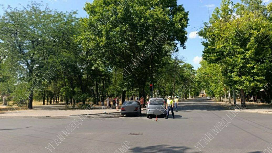Не уступил дорогу Днём 20 июля на регулируемом перекрёстке улиц 9 Января и Ленина в Тирасполе произошло ДТП. Водитель «Фольксвагена» ему 48 лет при повороте налево не уступил дорогу «Опелю». Машины столкнулись. В результате аварии пострадали две пассажирки «Фольксвагена». У 48-летней женщины – травма головы и перелом ноги. 25-летняя девушка получила закрытую черепно-мозговую травму, сотрясение мозга, ссадины и ушибы. Обе пострадавшие были доставлены в РКБ. Обе машины помещены на охраняемую стоянку. По факту ДТП проводится разбирательство. Пресс-центр МВД ПМР