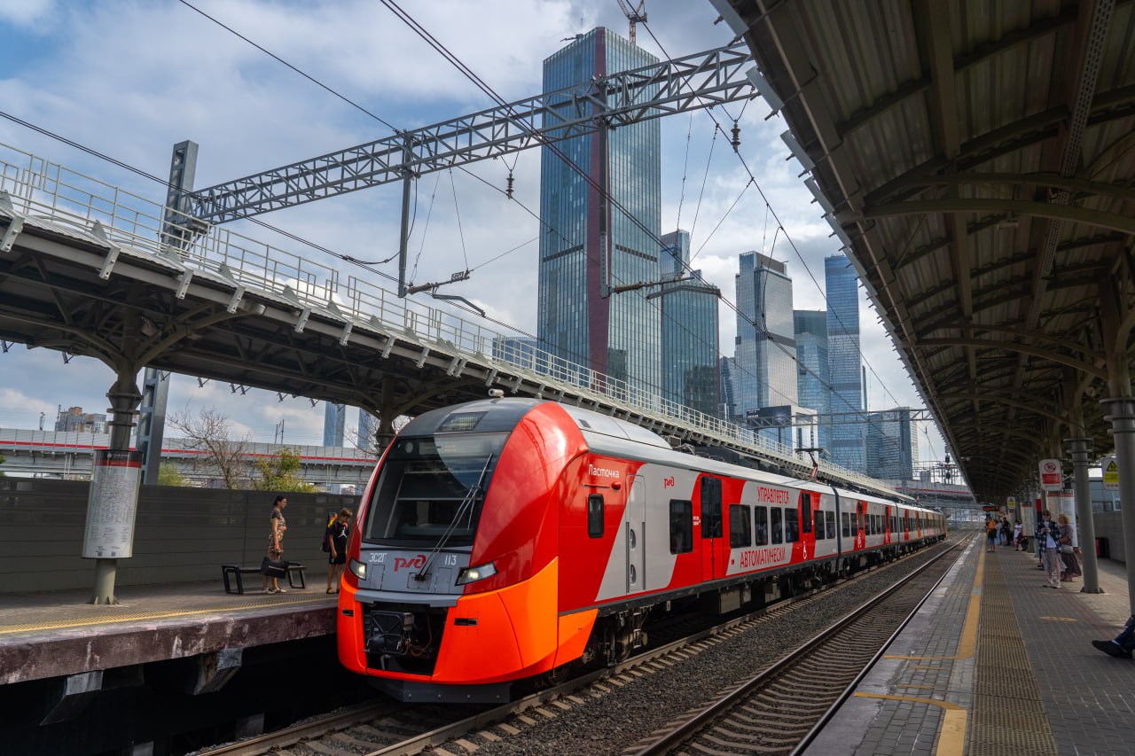 В июне на сети РЖД перевезли 114,9 млн пассажиров  Это на 0,5% больше, чем за аналогичный период прошлого года. Из них:    в пригородном сообщении – 102,5 млн  +0,5%    в дальнем следовании – 12,4 млн  +0,5%   За I полугодие 2025 года поездки совершили 626,9 млн пассажиров  +2,6% . В том числе:     в пригородных поездах – 567,8 млн  +2,8%    в поездах дальнего следования – 59,1 млн  +0,8%