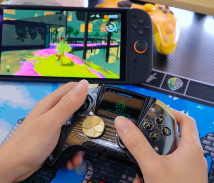 Представлен геймпад Anbernic RG G01 с экраном и датчиком сердечного ритма Компания Anbernic известная своими портативными ретро консолями представила новый игровой геймпад Аксессуар получил название Anbernic RG G01 и может похвастаться функциями которые выделяют его на фоне многих конкурентов Во первых геймпад оснастили небольшим цветным экраном куда выводится полезная информация