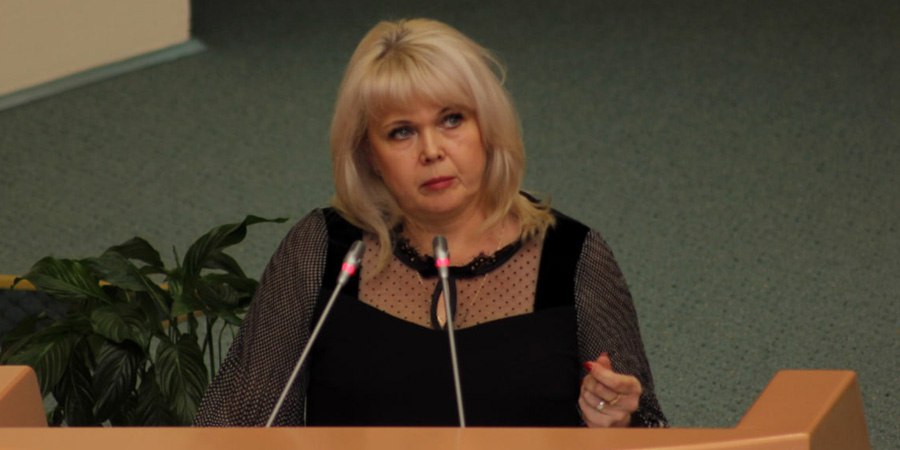 Бюджет Саратовской области недополучит 3 3 млрд рублей от налогов Доходы бюджет Саратовской области снизились на 3 3 млрд рублей за счет прогнозного снижения налоговых поступлений на 3 3 млрд рублей Депутаты областной думы приняли поправки в главный финансовый документ региона Министр финансов региона Ирина Бегинина объяснила что несмотря на недополученные налоги в бюджет поступят дополнительные средства 652 4 млн рублей от акцизов и 770 млн рублей из федерального бюджета В результате сейчас в бюджете предусмотрены расходы на увеличение норматива на горячее питание для школьников 233 5 млн рублей на ежемесячную выплату педагогам школ и детских садов В бюджет заложили 1 062 млрд рублей на пристройки к школам 63 52 и 100 а также на новые корпуса школ 23 и 94 На 508 млн рублей увеличили дорожный фонд региона 19 7 млн рублей пойдут на укрепление материально технической базы медицинских учреждений Дополнительные 80 млн рублей направят на ремонт дорог в Пугачевском Марксовском Краснопартизанском и Лысогорском районах Остальные средства направят на реализацию социальных проектов Саратовской области Параметры бюджета сейчас сложились в таком виде доходы 189 5 млрд рублей расходы 210 9 млрд рублей дефицит 21 4 млрд рублей