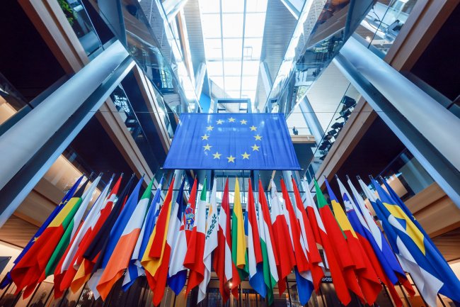 Многие европейские страны выражают опасения в связи предложениями Еврокомиссии по ускоренному предоставлению членства Украине Об этом сообщает газета Financial Times Как отмечает издание в Брюсселе намерены продвигать новую реформу по вступлению в ЕС которая в том числе дает возможность Киеву рассчитывать на ускоренное принятие в союз Речь идет о том что Украина будет официально принята в ЕС но на начальном этапе ее полномочия будут ограничены Как отмечает FT Киеву могут не предоставить право голоса на саммитах и заседаниях на министерском уровне При этом Киев может рассчитывать на субсидии в сельском хозяйстве и на доступ к единому европейскому рынку Это противоречит правилам ЕС которые требуют полного соответствия для кандидатов всем критериям до приема Сторонники принятия Украины в ЕС отмечают что правила были написаны более 30 лет назад и должны быть более гибкими Европейские дипломаты называют ситуацию моментом которым нужно воспользоваться В то же время у такой схемы много противников Ряд стран опасаются негативных последствий для других стран кандидатов Оппоненты Брюсселя выступают резко против изменения правил расширения союза которое может подорвать стабильность ЕС и иметь непредсказуемые последствия По данным FT в Еврокомиссии считают что вопрос вступления в ЕС можно использовать для давления на Киев с тем чтобы он согласился на территориальные уступки Зеленский сможет принять другие пункты сделки только в случае если сможет показать вступление в ЕС как позитивный результат отмечает газета Фото Getty Images Подписаться на Российскую газету в Читать нас в MAX