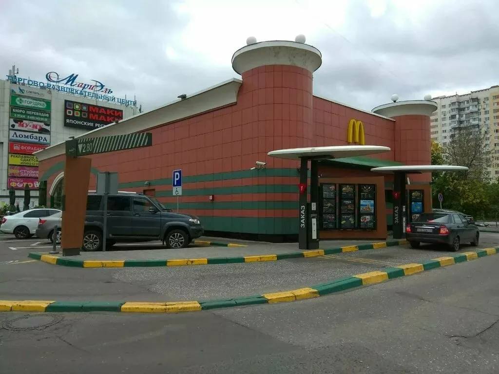 В кафе «Вкусно — и точка» был задержан мужчина, который снимал женщин на камеру в дамской туалете. около полуночи одна москвичка вошла в женский туалет заведения на Люблинской улице. В один момент она заметила, что из соседней кабинки под перегородкой высовывается телефон с включенной камерой. Не желая создавать скандал, девушка покинула уборную и вызвала полицию, которая вскоре арестовала 30-летнего мужчину. Как выяснилось, задержанный является уроженцем Чеченской Республики и находится в розыске у судебных приставов.