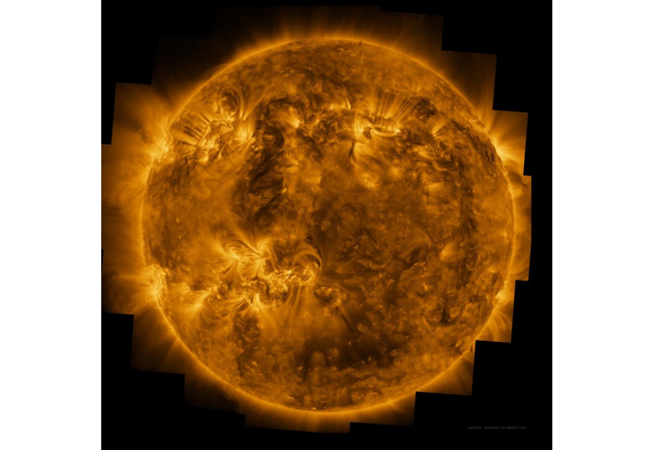 Опубликованы новые высококачественные снимки поверхности Солнца.   Они сделаны аппаратом Solar Orbiter, разработанным Европейским космическим агентством.  Снимки собраны из изображений, сделанных в марте 2023 года на расстоянии менее 74 миллионов километров от Солнца. Из-за близости к Солнцу каждый снимок высокого разрешения охватывает лишь его небольшую часть. Чтобы получить изображения полного диска, снимки были собраны в мозаику.  Первый снимок – изображение Солнца в ультрафиолетовом свете  Второй снимок – Солнце в видимом свете  фото: ESA и NASA/Solar Orbiter/PHI и EUI; Обработка данных: J. Hirzberger  MPS  и E. Kraaikamp  ROB