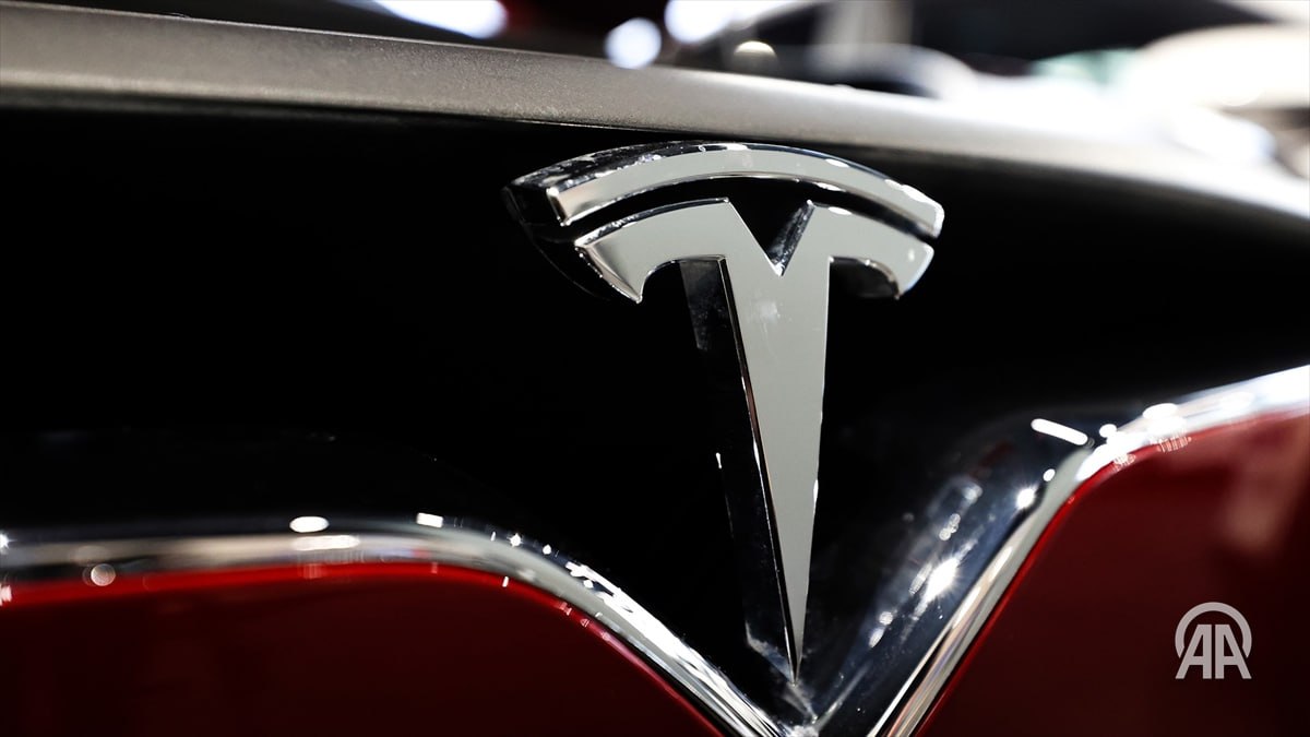 Продажи Tesla в странах ЕС резко упали в апреле Продажи автомобилей Tesla в странах Европейского союза в апреле снизились на 52,6% по сравнению с тем же месяцем прошлого года. Ассоциация европейских автопроизводителей ACEA опубликовала данные о регистрации новых автомобилей в странах Европы за период с января по апрель. В апреле продажи новых автомобилей в странах ЕС выросли на 1,3% по сравнению с тем же месяцем прошлого года. Однако продажи автомобилей американской компании Tesla, принадлежащей миллиардеру Илону Маску, продолжили снижаться. ↘ Подробнее на нашем сайте: v.aa.com.tr/3580571 24/7 в сутки с Агентством «Анадолу»