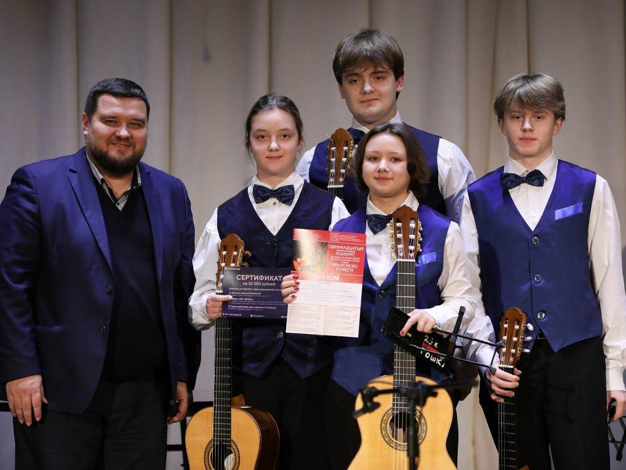 Юные гитаристы из Пскова стали лауреатами международного конкурса в Санкт Петербурге Гитаристы детской музыкальной школы 1 им Н А Римского Корсакова приняли участие в XI Международном конкурсе молодых исполнителей на классической гитаре им Ф Тарреги Об этом сообщает пресс служба администрации города Пскова Местом проведения конкурса стал Санкт Петербург Ученики Елены Рошка достойно представили музыкальную школу в двух номинациях В номинации Соло Семён Столов стал Дипломантом конкурса В номинации Ансамбли квартет Плесков в составе Елизаветы Слёзкиной Марии Козловской Сергея Соничева и Павла Разина стал Лауреатом I степени и получил право выступить на гала концерте лауреатов конкурса рассказали в городской администрации Фото пресс служба администрации г Пскова