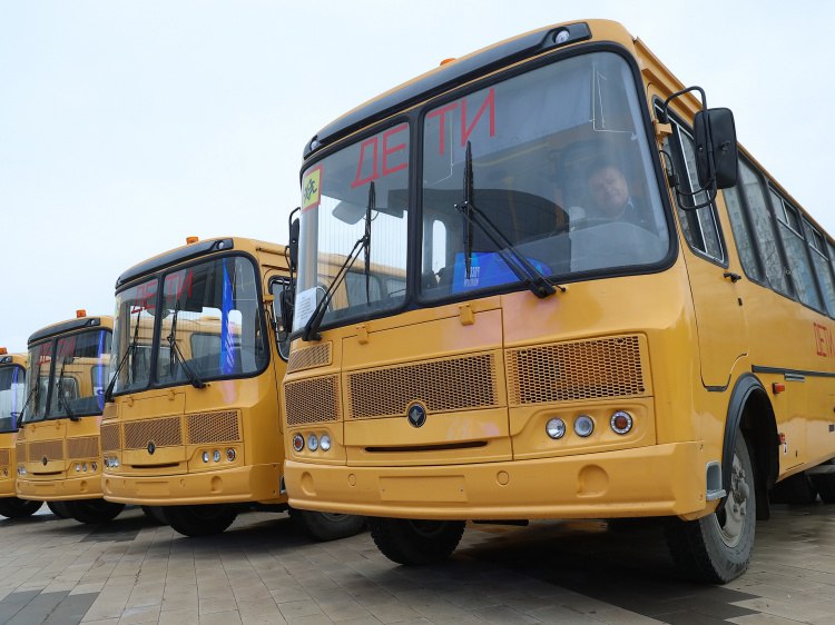 Ограничение скорости и кнопка вызова школы Волгоградской области получили новые автобусы Школам Волгоградской области передали вторую партию автобусов Как рассказали Волжский ру в региональной администрации 10 автобусов марки ПАЗ получили школы Городищенского Дубовского Камышинского Ленинского Среднеахтубинского Урюпинского районов а также Михайловки и Волгограда А в августе 21 автобус отправили в школы 14 районов и города Урюпинска Начиная с 2016 года школьный автопарк обновлен уже более чем на 98 Транспорт соответствует требованиям правил организации перевозок детских групп Автобусы оборудованы автоматической остановочной тормозной системой которая препятствует началу движения при открытых или не полностью закрытых дверях ограничителем скорости до 60 км час внутренним и наружным громкоговорящим устройством кнопкой вызова в каждом ряду сидений Подробнее на Волжский ру   www volzsky ru index php wx 16 wx2 82079 ВолжскийРу волжский vlz
