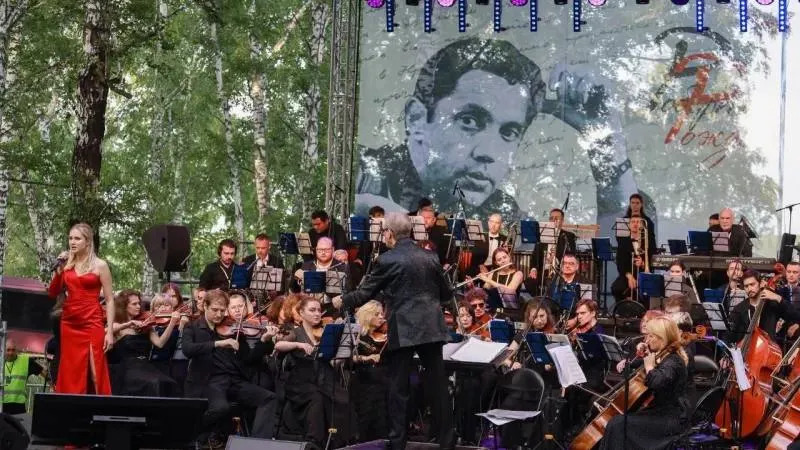 ТОЛК новости Барнаула Алтайского края и Республики Алтай Литературный фестиваль Роберта Рождественского пройдет с 18 по 20 июня В числе гостей фестиваля этого года артисты Дмитрий Лысенков Сергей Перегудов певица музыкант педагог Этери Бериашвили Основные мероприятия запланированы в Барнауле и в Косихе на малой родине поэта Творческие встречи с поэтами участниками фестиваля пройдут в Новоалтайске Первомайском и Павловском районах 20 июня в день рождения Роберта Рождественского жителей и гостей Алтайского края ждут на малой родине поэта в селе Косиха где пройдут заключительные мероприятия фестиваля ТОЛК ТОЛК в подробнее на канале ТОЛК новости Барнаула Алтайского края и Республики Алтай
