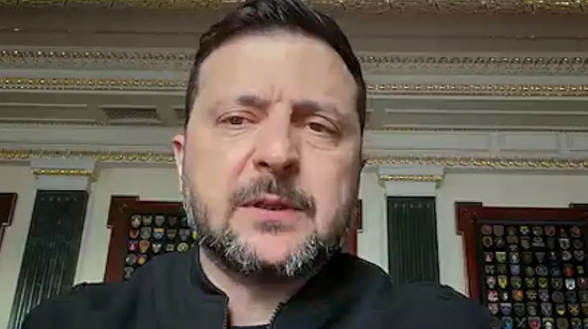Зеленский объявил кадровые перестановки в МВД после стрельбы в Киеве Зеленский заявил о кадровых решениях в МВД и пересмотре протоколов реагирования после стрельбы в Киеве передает ArbatMedia Президент уточнил что изменения коснутся всей вертикали Министерства внутренних дел Параллельно по его словам будут обновлены правила действий правоохранителей в подобных ситуациях Общественный резонанс вызвали кадры на которых двое патрульных во время стрельбы по прохожим побежали прочь и не помогли раненому ребёнку На этом фоне уже принято первое решение глава патрульной полиции был отправлен в отставку Прислать новость
